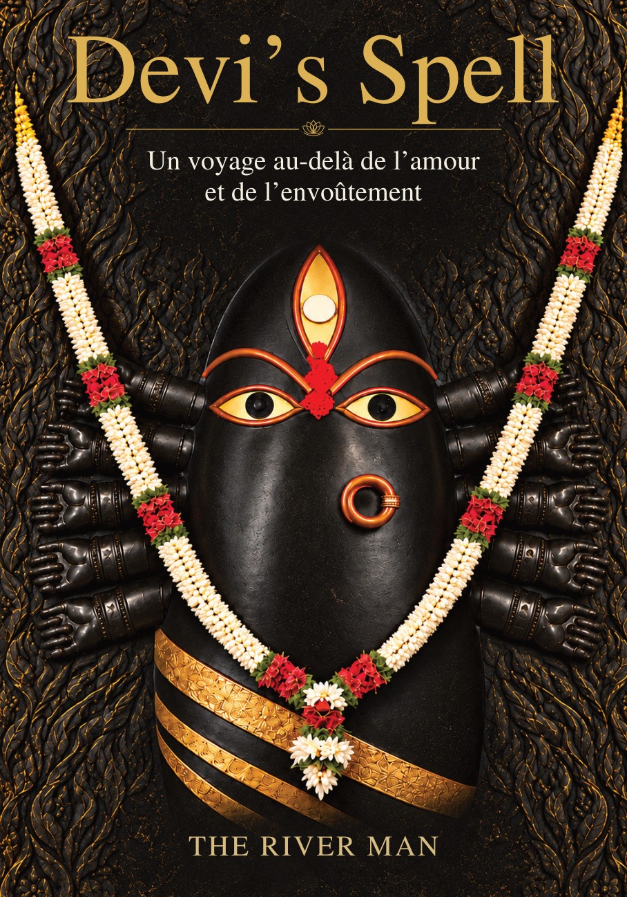 Couverture française de Devi’s Spell, par The River Man, représentant une statue noire et dorée ornée de guirlandes de fleurs.